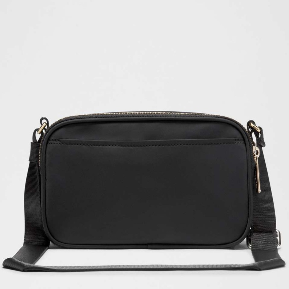 Lululemon Crossbody Camera Bag 2L in Black / Silver - Picture 8 of 15